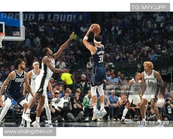 寒冰射手克莱替补出场17分钟全场失准三分球五投皆失未能得分