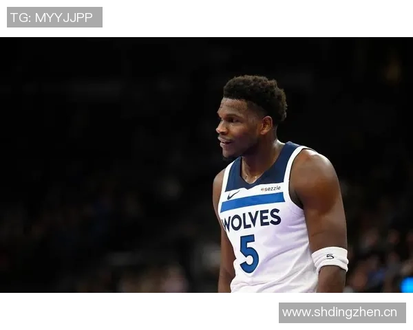 爱德华兹表现平平半场11投仅4中收获10分2篮板并有2次失误